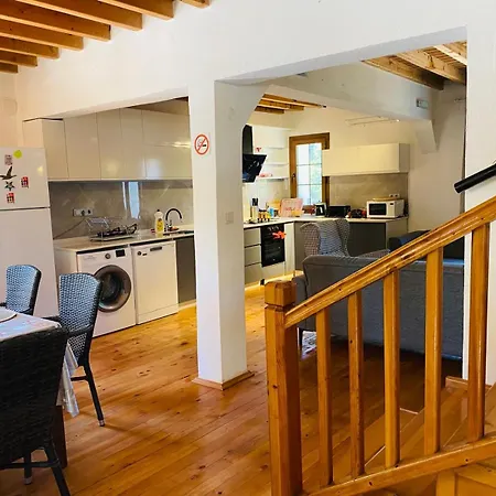 וילה Plum Garden